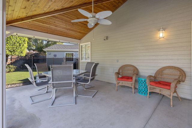 250 E Chestnut Court, Visalia, CA 93292