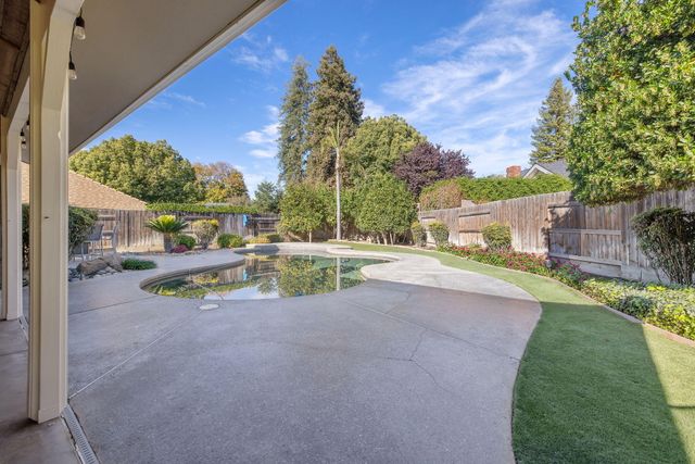 250 E Chestnut Court, Visalia, CA 93292