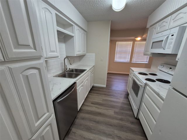 825 Springhill Drive, Burleson, TX 76028