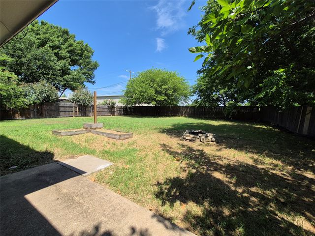 825 Springhill Drive, Burleson, TX 76028