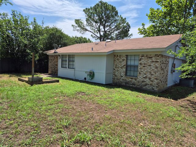 825 Springhill Drive, Burleson, TX 76028