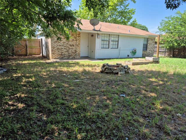 825 Springhill Drive, Burleson, TX 76028