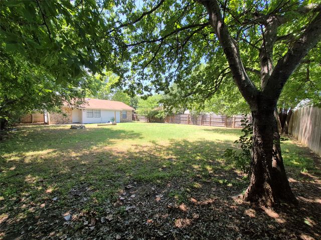 825 Springhill Drive, Burleson, TX 76028