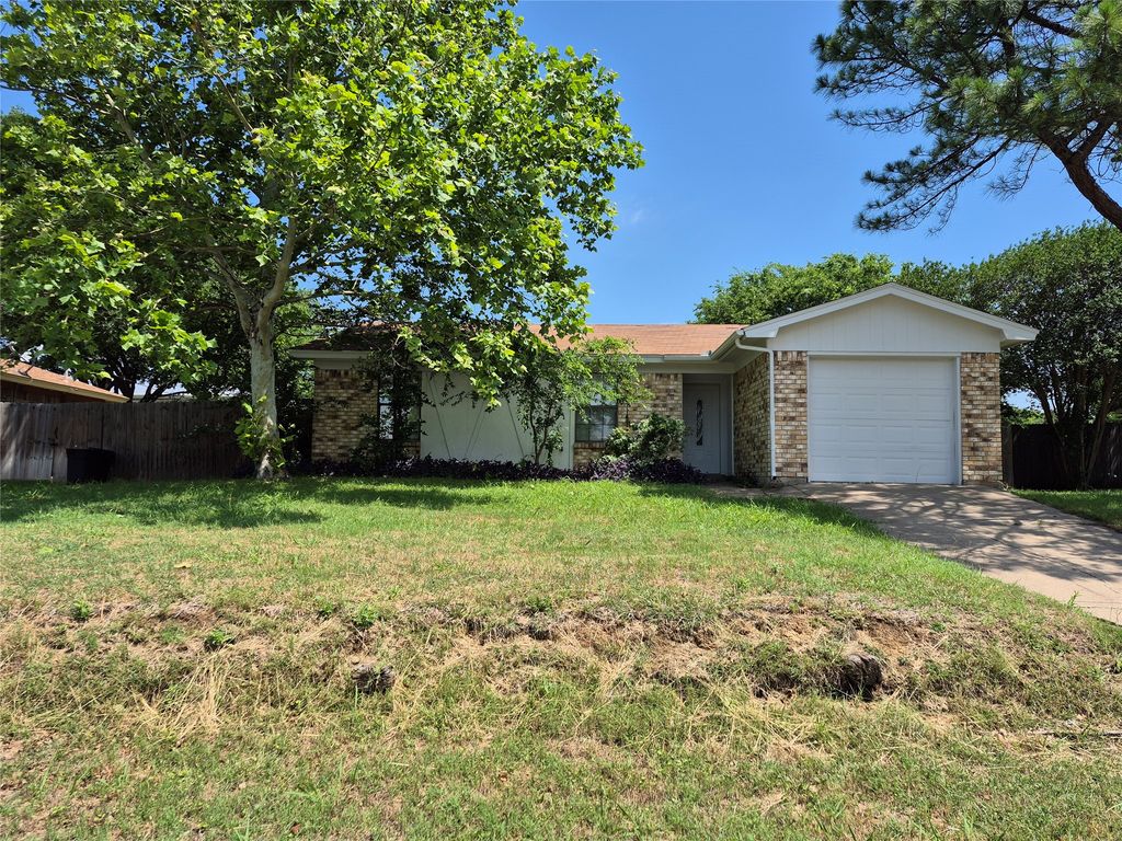 825 Springhill Drive, Burleson, TX 76028