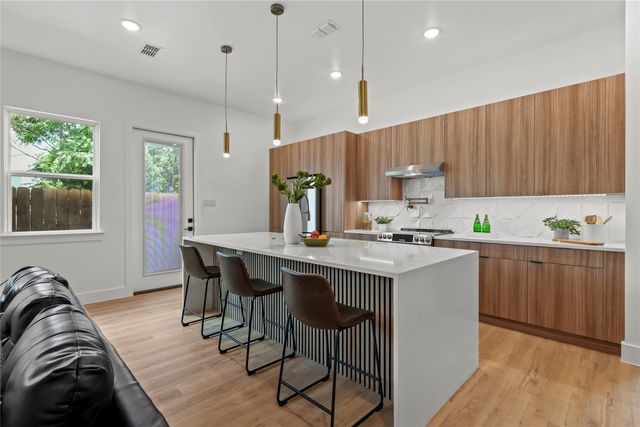 404 Cleaves Street, Dallas, TX 75203