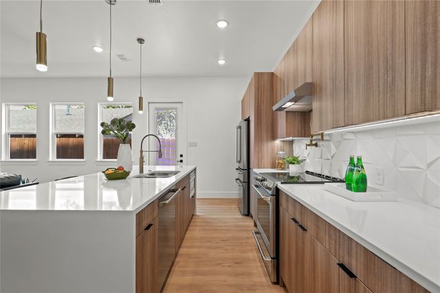 404 Cleaves Street, Dallas, TX 75203