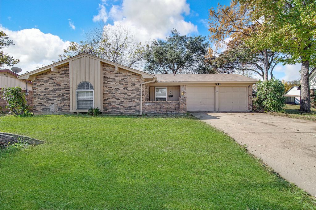 228 Lester Street, Burleson, TX 76028