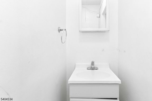 162 W 2nd Ave, Roselle Boro, NJ 07203