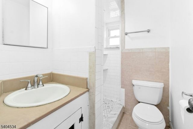 162 W 2nd Ave, Roselle Boro, NJ 07203