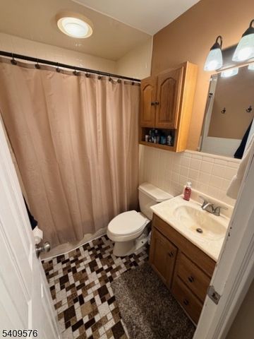 911 Colfax Ave, Pompton Lakes Boro, NJ 07442