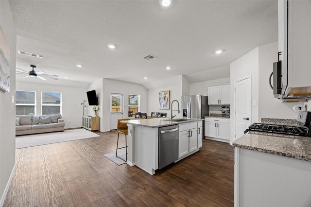 325 Granary DR, Uhland, TX 78640