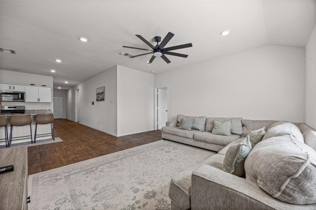 325 Granary DR, Uhland, TX 78640