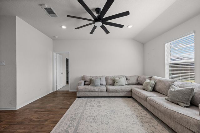 325 Granary DR, Uhland, TX 78640