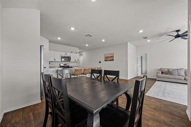 325 Granary DR, Uhland, TX 78640