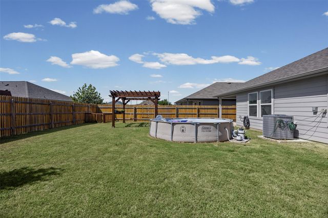 325 Granary DR, Uhland, TX 78640