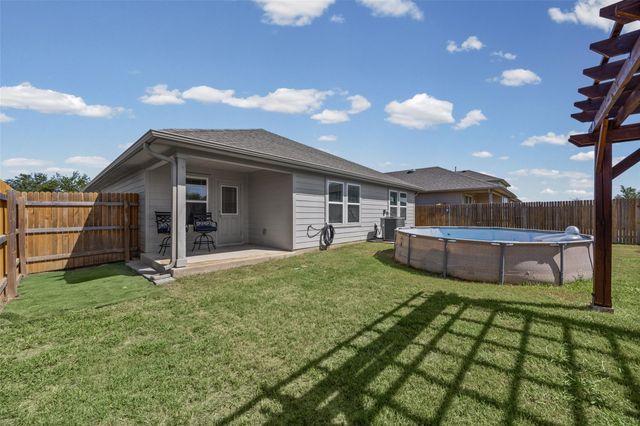325 Granary DR, Uhland, TX 78640