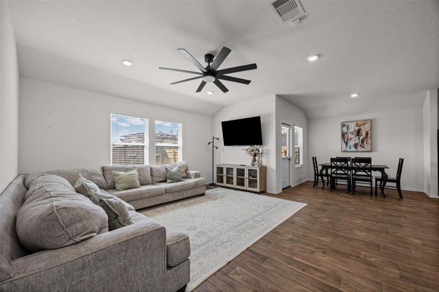 325 Granary DR, Uhland, TX 78640
