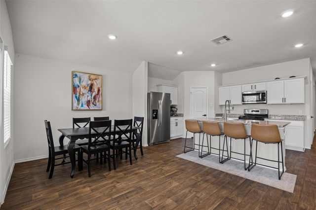 325 Granary DR, Uhland, TX 78640