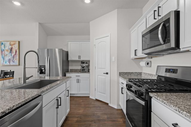 325 Granary DR, Uhland, TX 78640