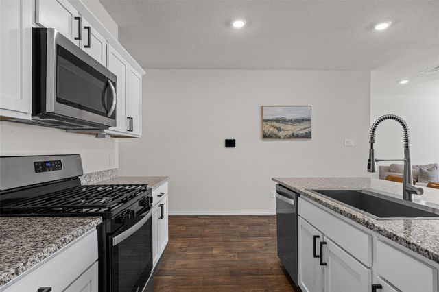 325 Granary DR, Uhland, TX 78640