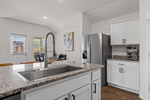 325 Granary DR, Uhland, TX 78640
