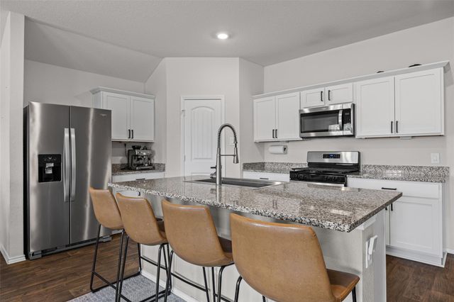 325 Granary DR, Uhland, TX 78640