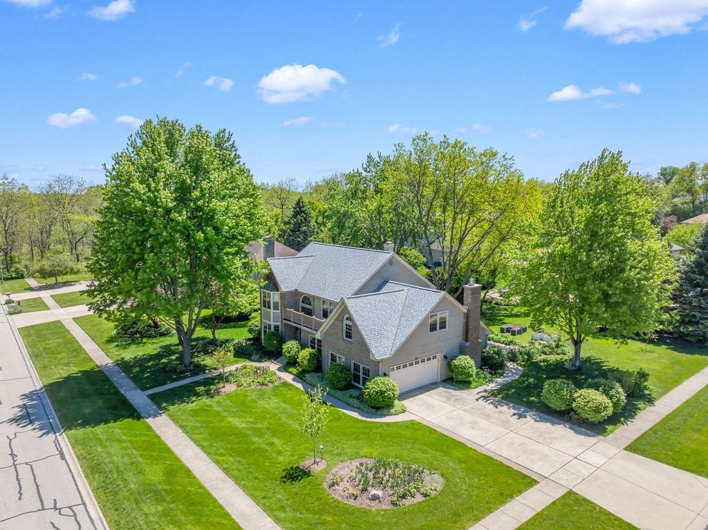 Image 2 of property listing at 323 Ford Lane, Bartlett, IL 60103