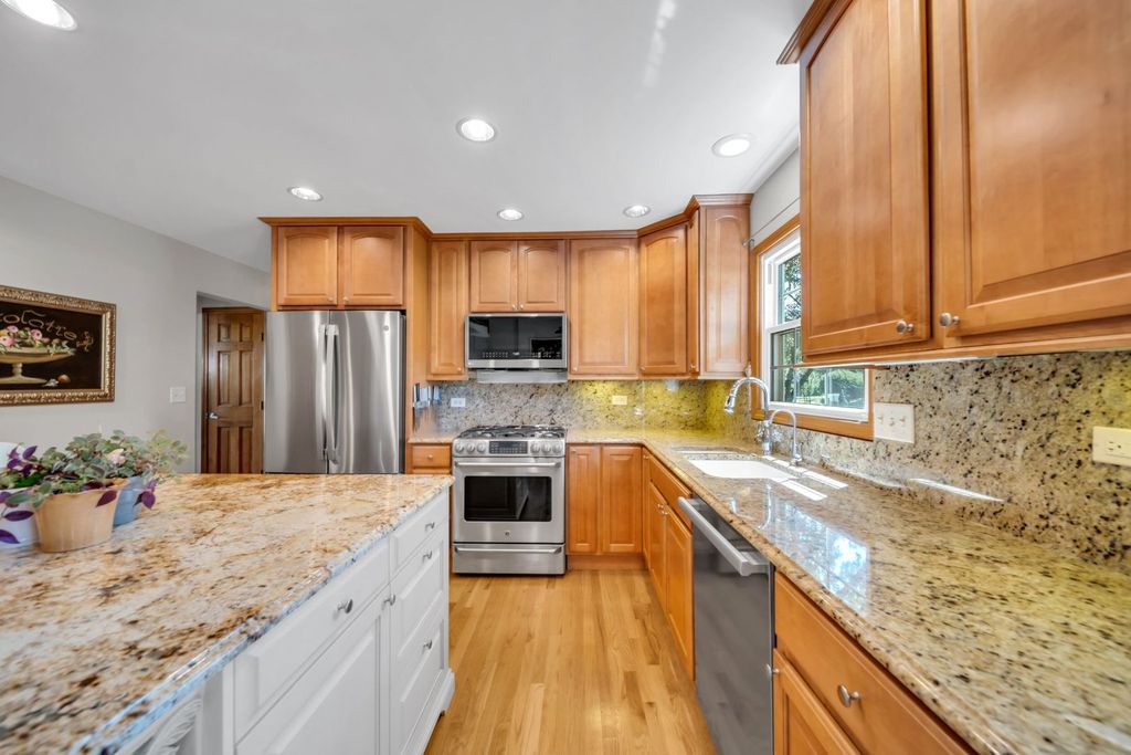 Image 16 of property listing at 323 Ford Lane, Bartlett, IL 60103