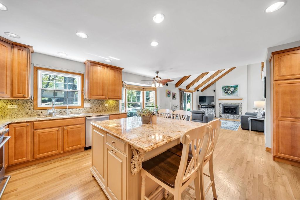 Image 17 of property listing at 323 Ford Lane, Bartlett, IL 60103