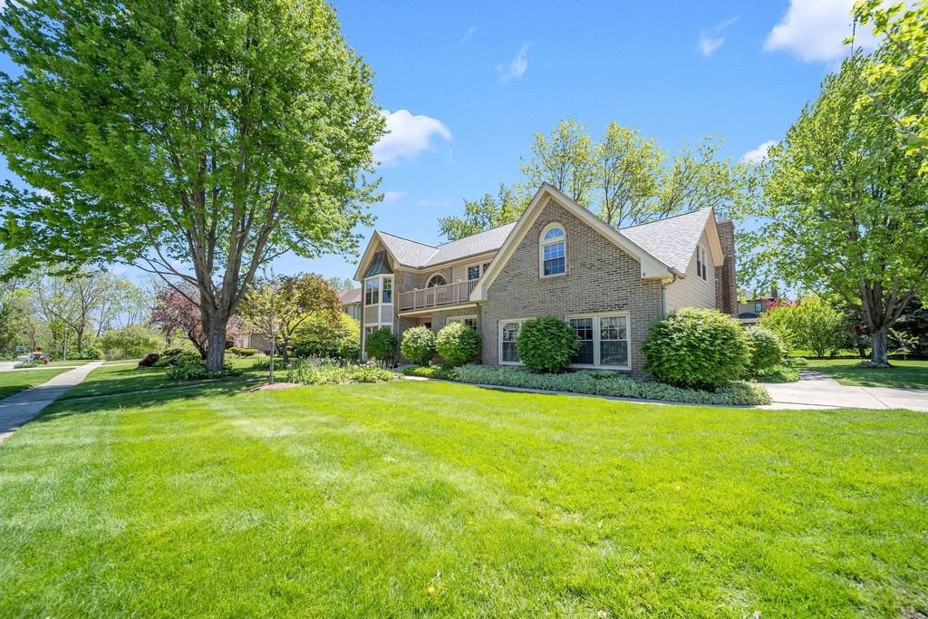 Image 3 of property listing at 323 Ford Lane, Bartlett, IL 60103