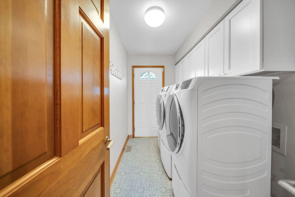 Image 21 of property listing at 323 Ford Lane, Bartlett, IL 60103