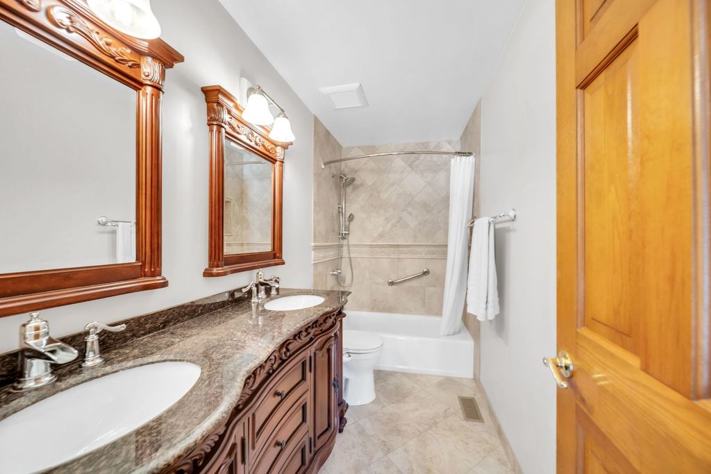 Image 33 of property listing at 323 Ford Lane, Bartlett, IL 60103