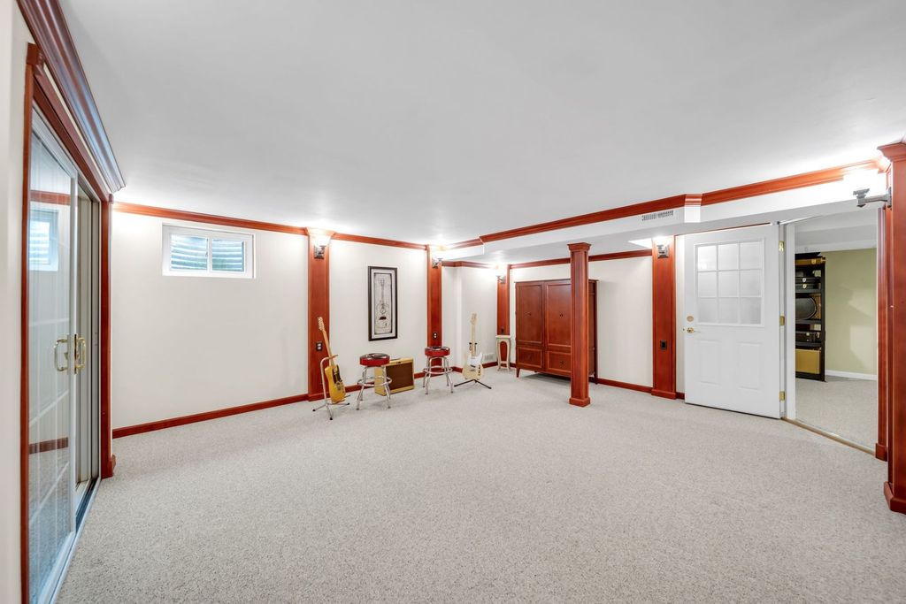 Image 38 of property listing at 323 Ford Lane, Bartlett, IL 60103