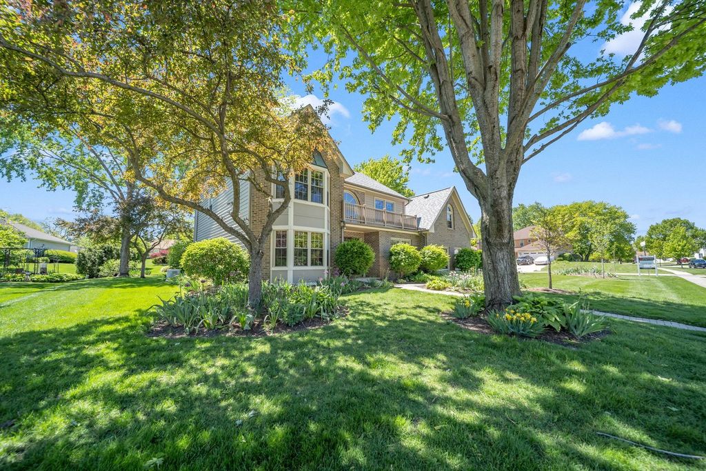Image 5 of property listing at 323 Ford Lane, Bartlett, IL 60103
