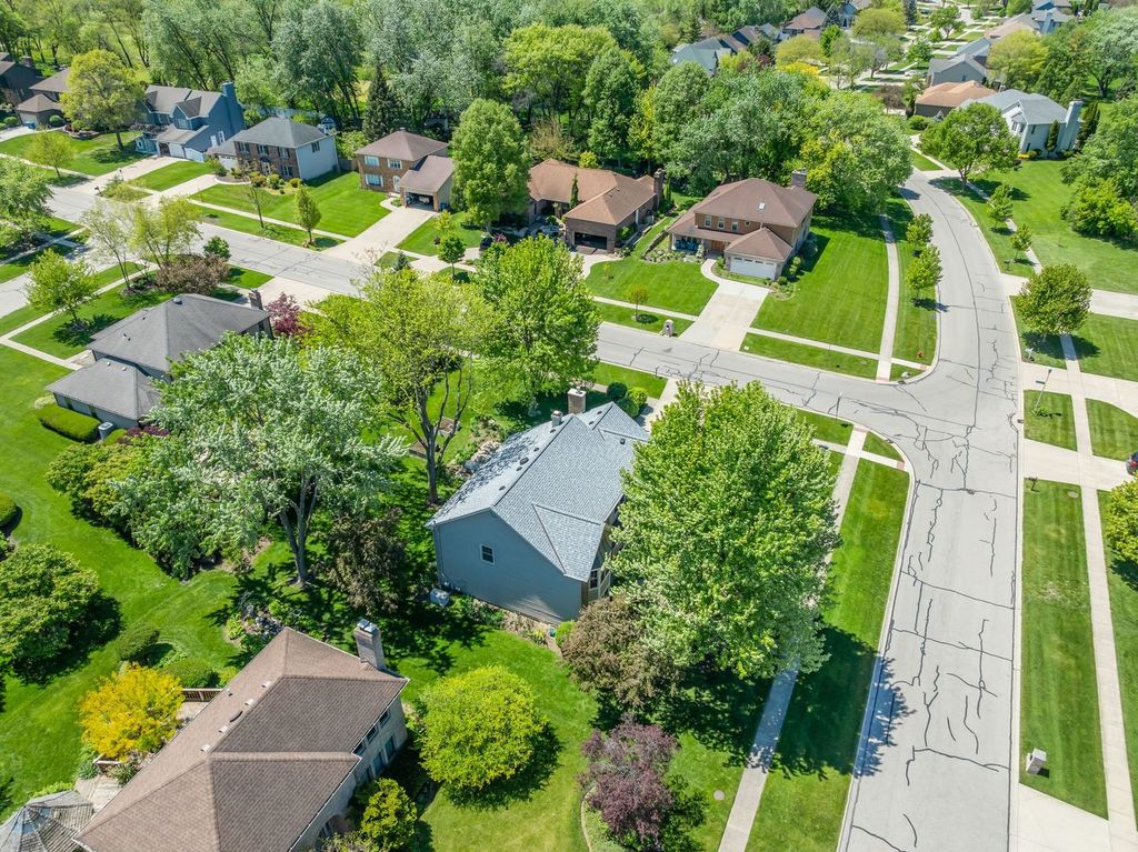 Image 49 of property listing at 323 Ford Lane, Bartlett, IL 60103