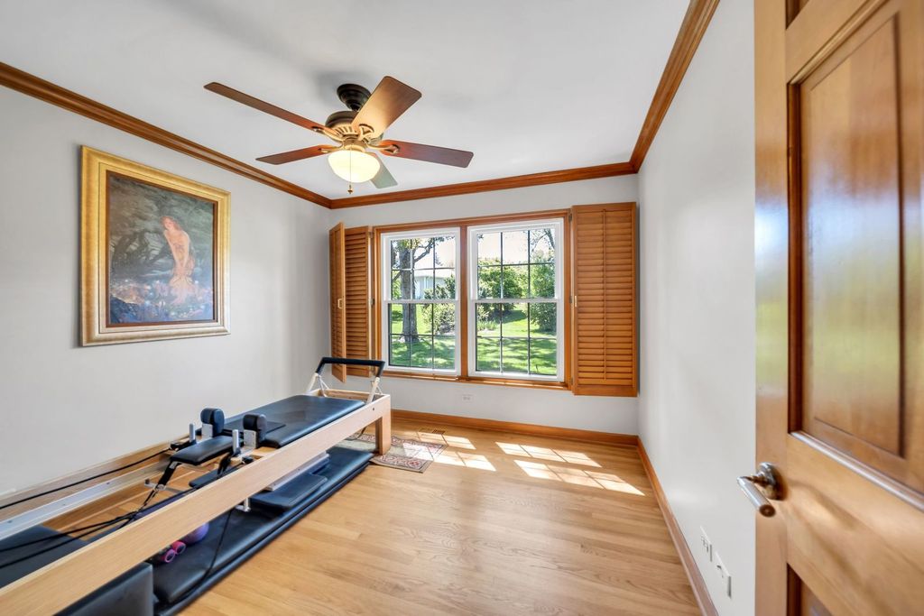 Image 9 of property listing at 323 Ford Lane, Bartlett, IL 60103