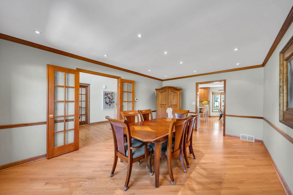 Image 10 of property listing at 323 Ford Lane, Bartlett, IL 60103