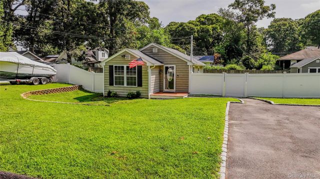 17 Connelly Drive, Lake Grove, NY 11755