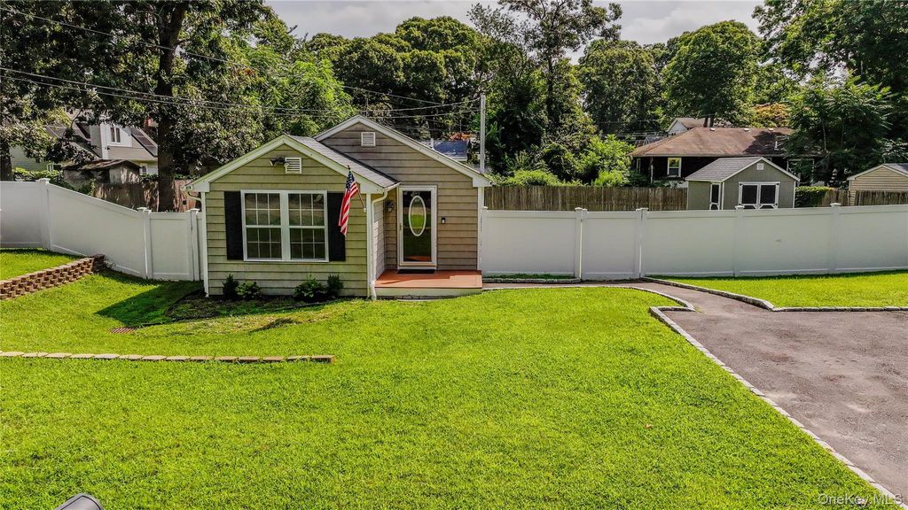17 Connelly Drive, Lake Grove, NY 11755