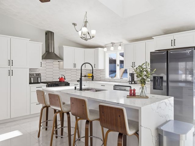 39 Swan Ave, Methuen, MA 01844