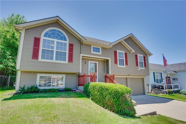 809 Village Street, Leavenworth, KS 66048