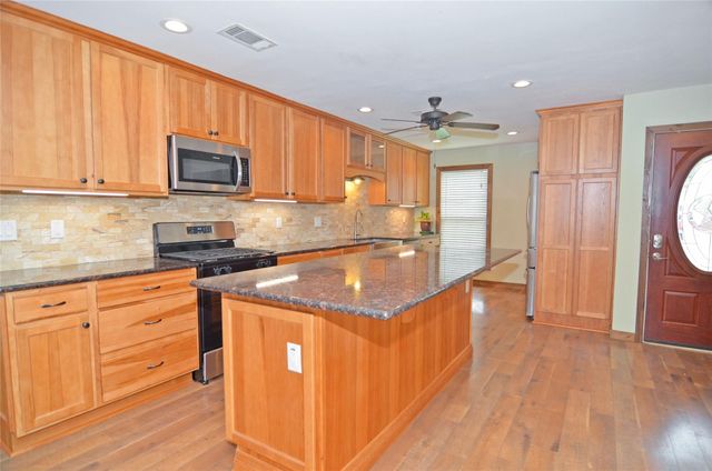 11731 Bowie Drive, La Porte, TX 77571