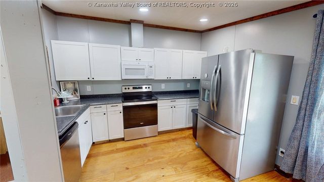 170 Mathews Mountain, Milton, WV 25541