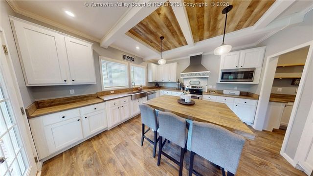 170 Mathews Mountain, Milton, WV 25541