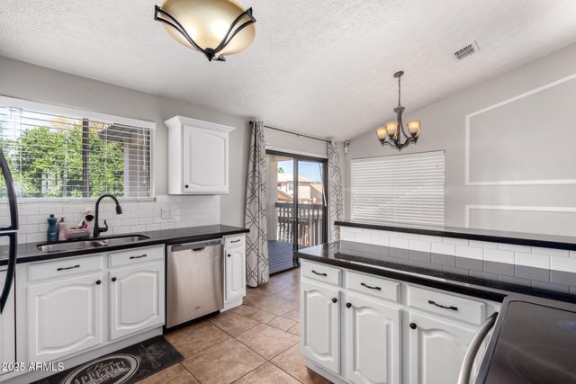 3302 E HIDDENVIEW Drive, Phoenix, AZ 85048