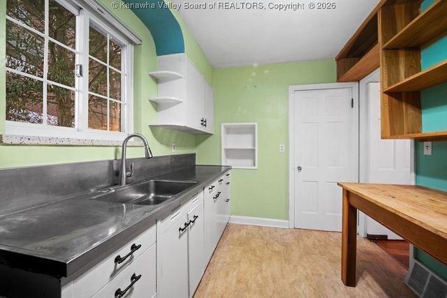 6 Observatory Road, Charleston, WV 25314