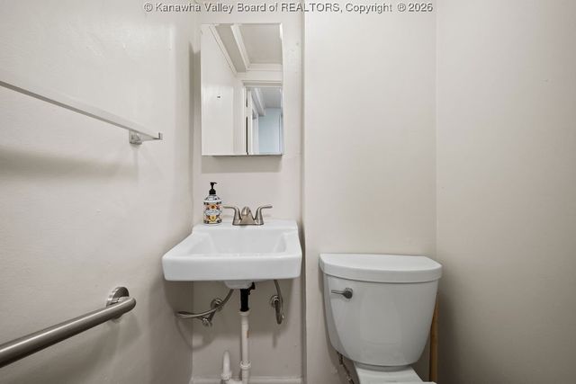 6 Observatory Road, Charleston, WV 25314