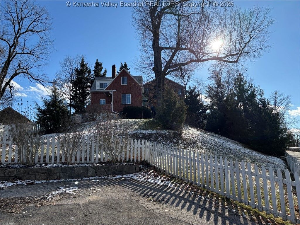 6 Observatory Road, Charleston, WV 25314