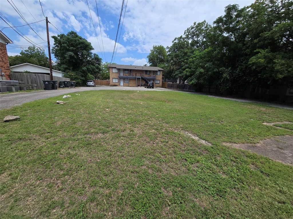 530 W Hopkins ST B, San Marcos, TX 78666