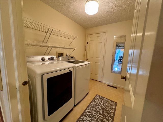 16 Flower Dale Cir, Greece, NY 14626